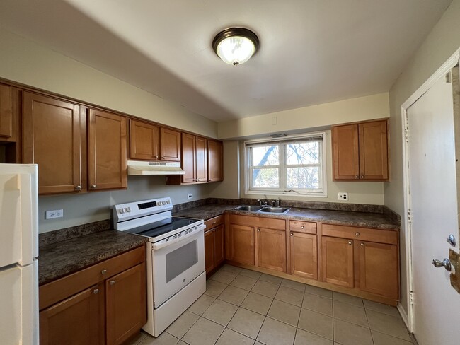 Building Photo - 560 Princeton St