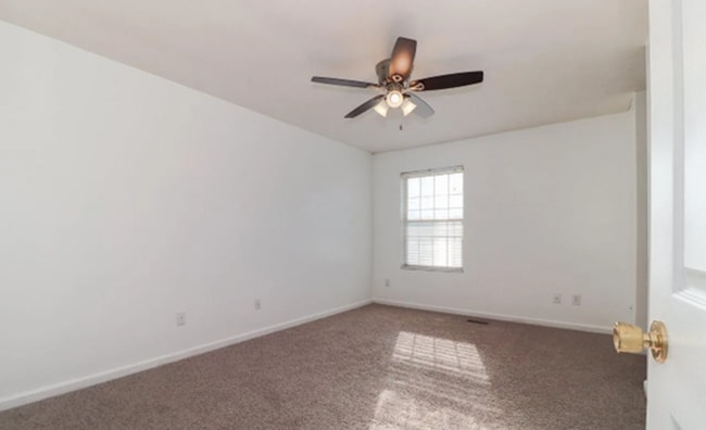 Building Photo - Spacious & Stylish 4-Bed, 4-Bath Townhome in Desirable North Normal