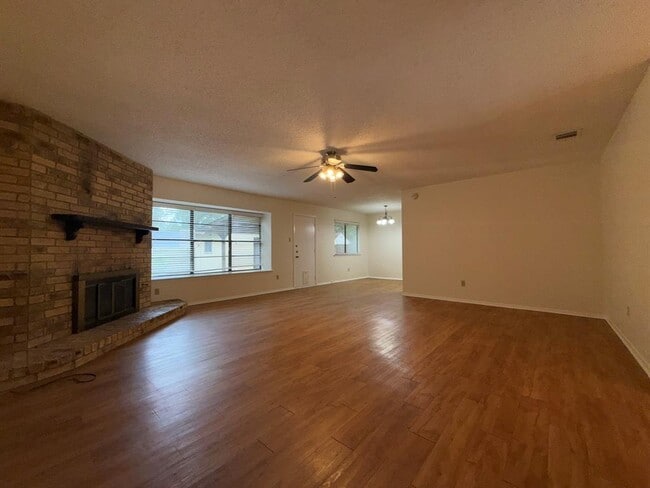 Building Photo - 305 Kimberly Dr