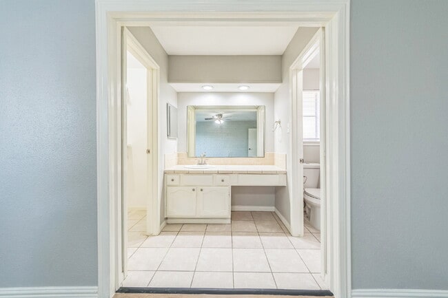 Building Photo - Charming & Spacious Home in La Porte!