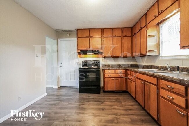 Building Photo - 1002 Hathaway Dr