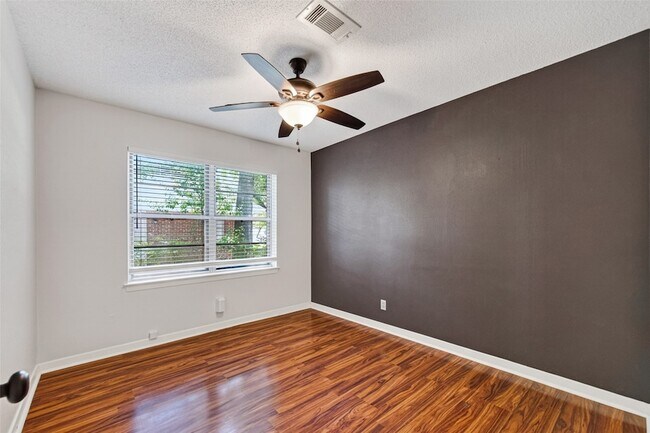 Building Photo - 5114 Beechnut St