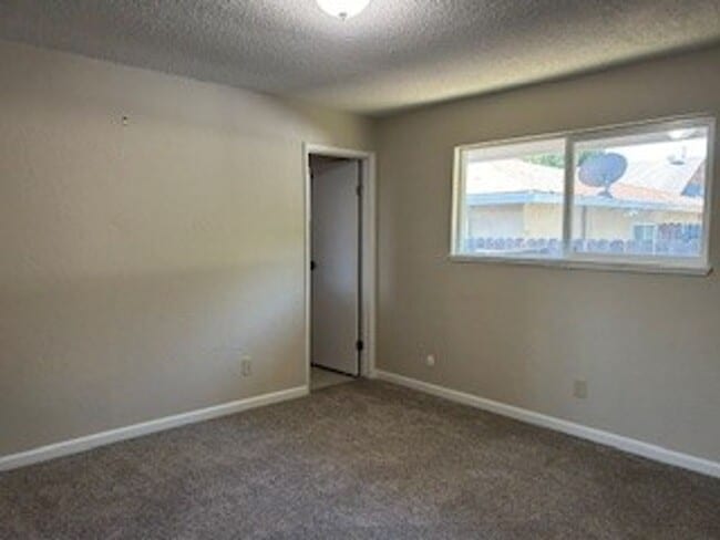 Building Photo - Beamer Duplex