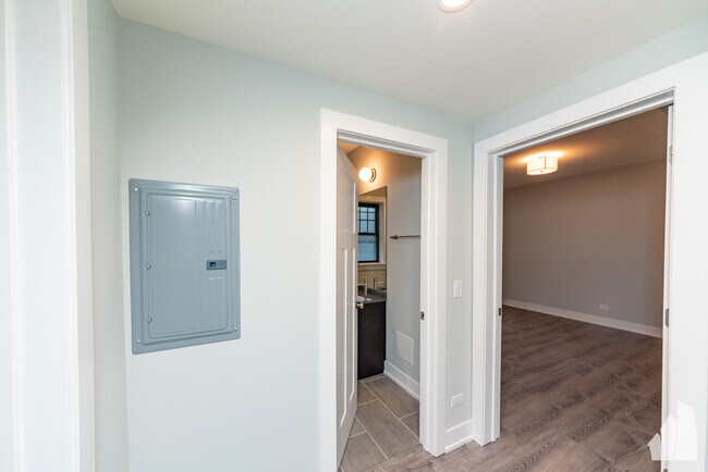 Building Photo - 1147 Maple Ave