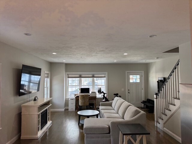 Building Photo - 176 Main St