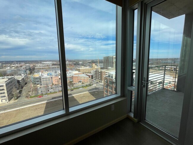 Building Photo - River Market Tower - Unit 1302