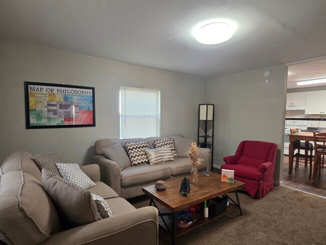 Building Photo - Knoxville 37921 - 3 bedroom 1 bath - call Lisa Vineyard or Shannon Russell 865-216-9334