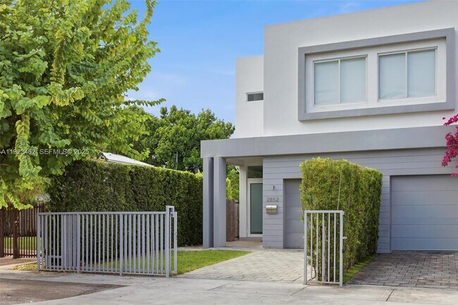 Building Photo - 2852 SW 32nd Ct