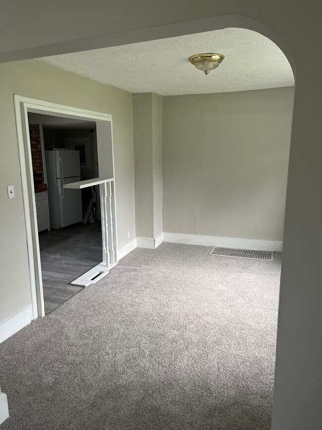 Building Photo - Newly painted home ready for rent!