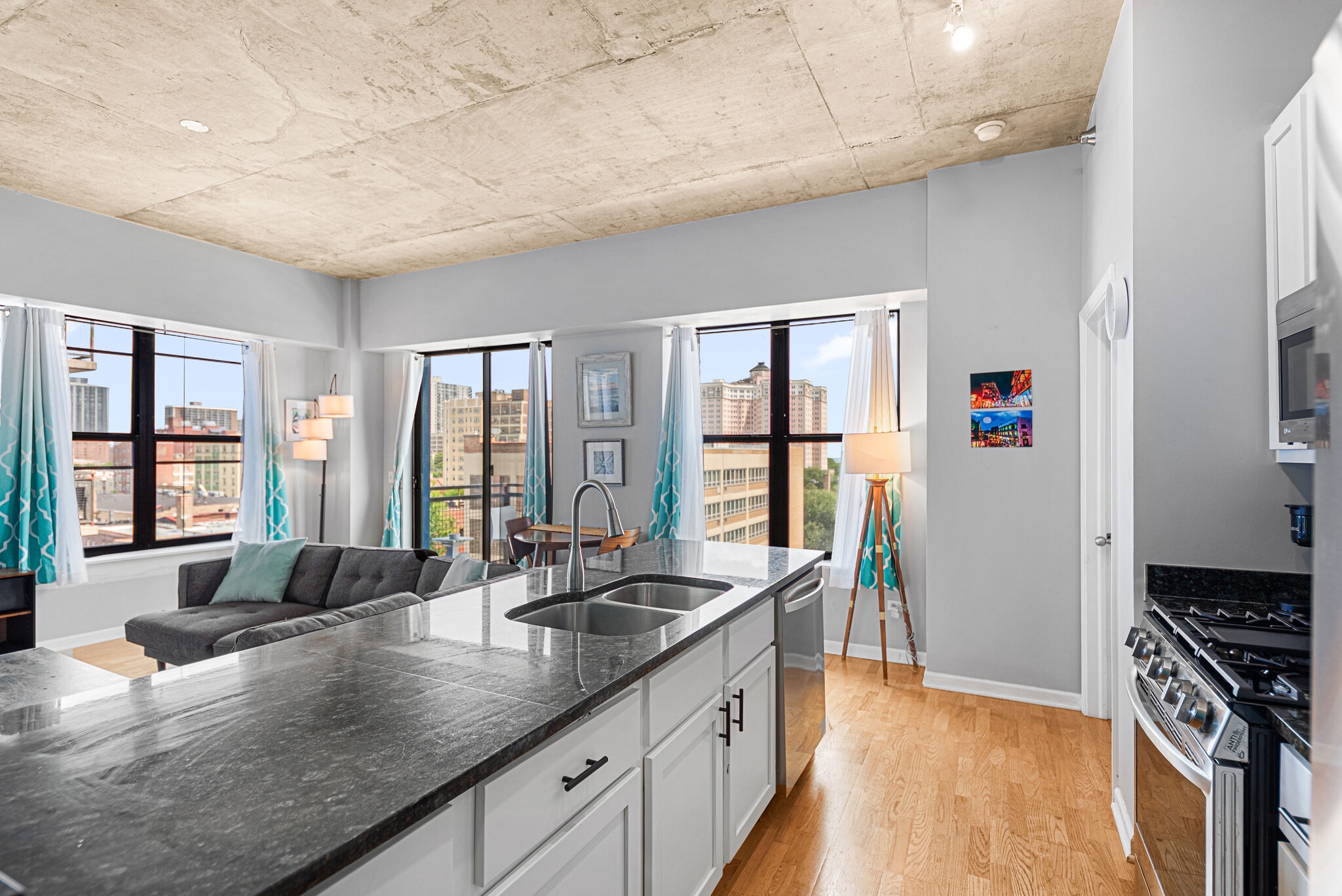 living / kitchen - 1122 W Catalpa Ave