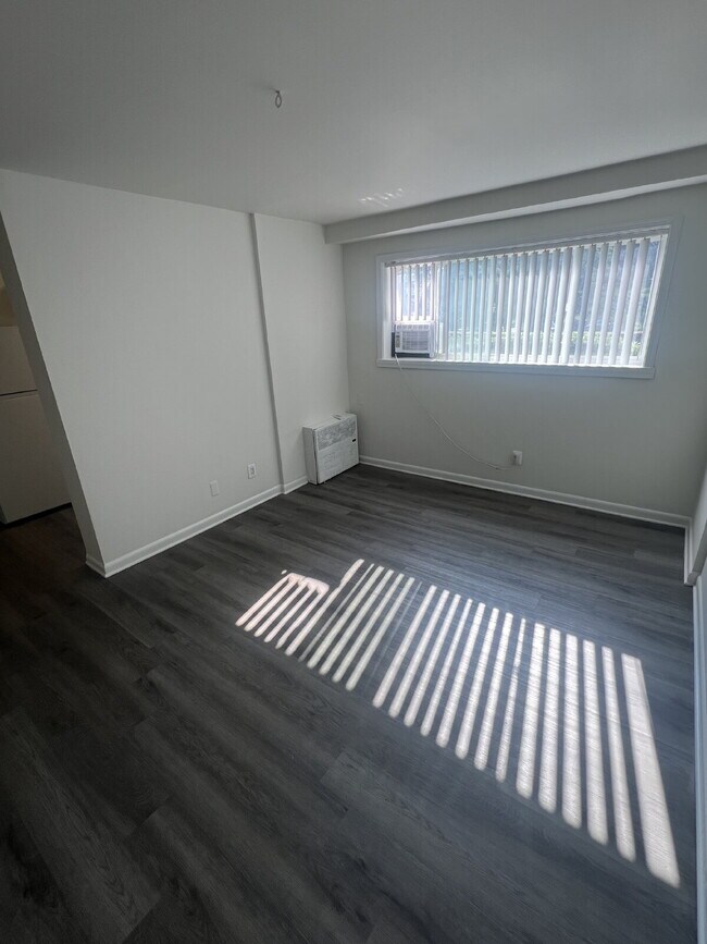 Building Photo - Charming 1 Bedroom Apartment in Woodbridge...