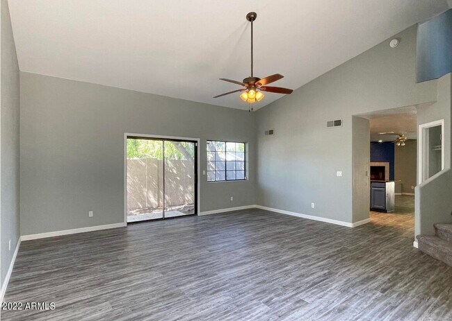 Building Photo - 1124 E Rose Ln
