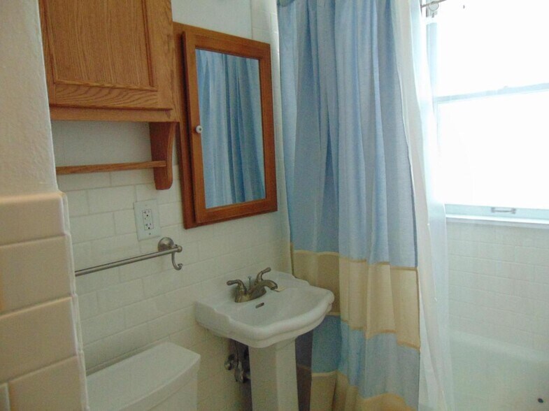 Bathroom - 1978 Saint Clair Ave
