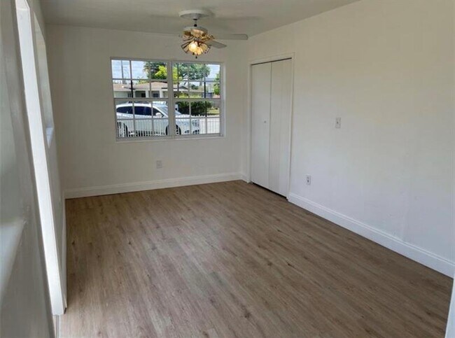 Building Photo - 3907 SW 59th Ave
