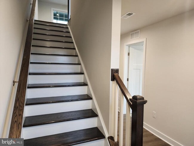 Building Photo - 321 E Cochran St