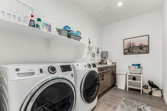 Building Photo - Luxury 2BR + Den Townhome in Amenity-Packed Community - Encanterra