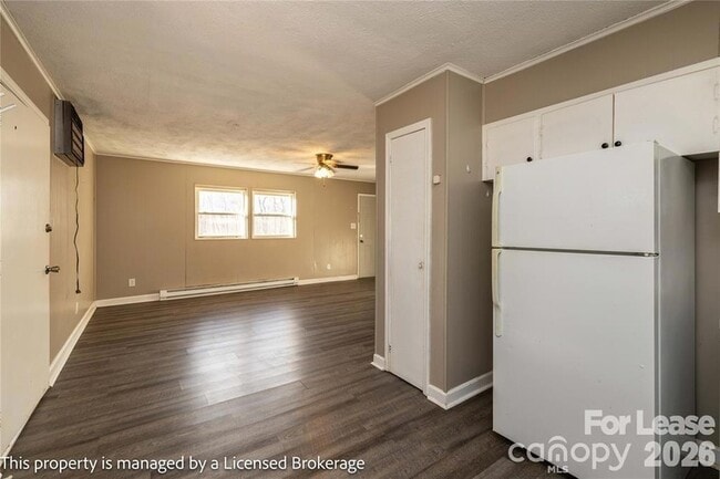 Building Photo - 213 Roslyn Rd