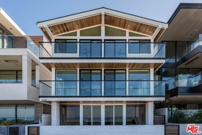 Building Photo - 2308 The Strand