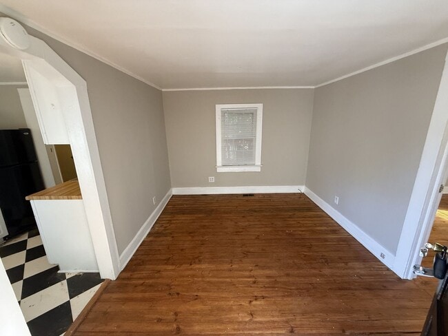 Building Photo - Private Garage Apartment!