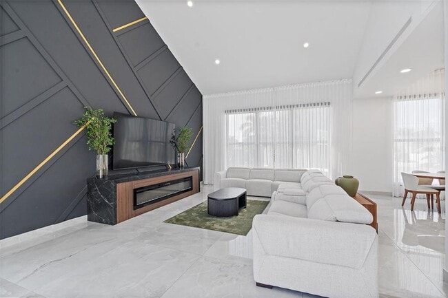 Building Photo - 585 Dolphin Ave SE