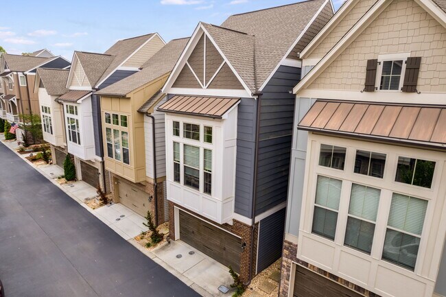 Building Photo - 1032 Moorewood Ln S E