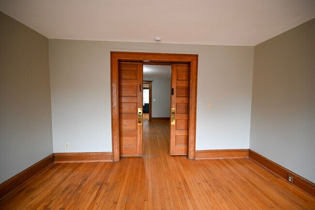 Building Photo - 405-407 W Main St - Duplex