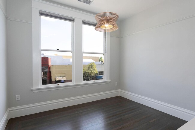 Building Photo - Available 2 Bedroom Unit In The Elmwood!