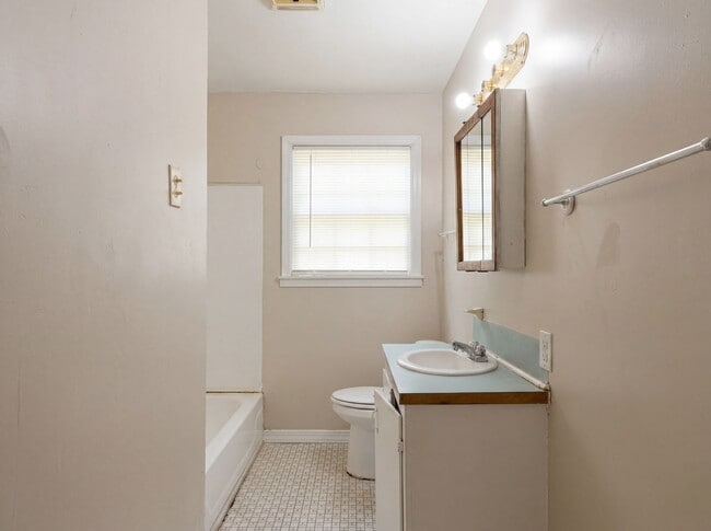 Building Photo - Shreveport - 3 Bed 1 Bath - Near LSU Med Ctr - Fresh Paint