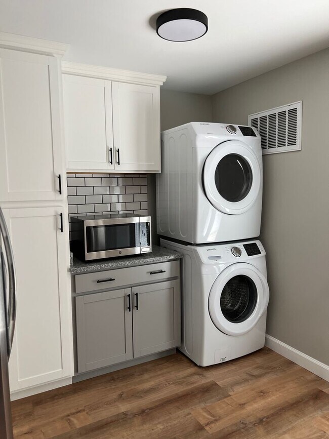 Building Photo - 2 Bedroom/1.5 Bath Townhouse Kingsport TN