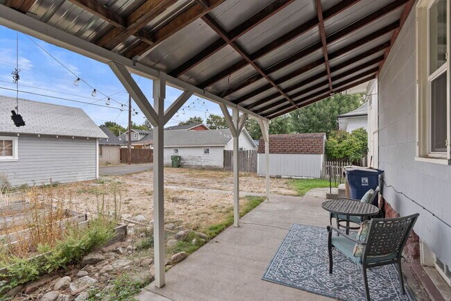 Building Photo - 1218 W Grace Ave