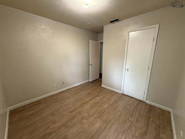 Building Photo - 4609 Meadow Lake Dr
