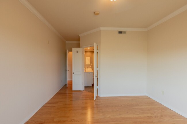 Building Photo - Gorgeous 2/BR 2/BA Single-Family Home in A...