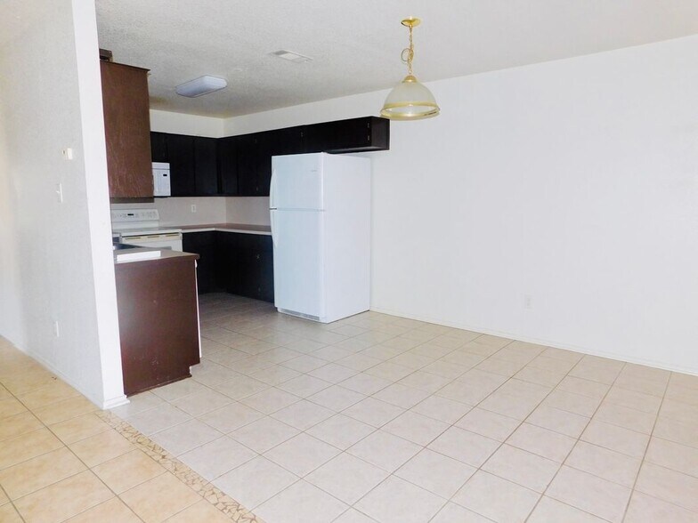 Building Photo - 2803 Alma Dr