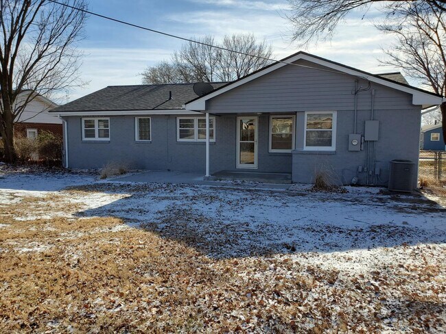 Building Photo - Like New 3 bedroom 1.5 bath  Ranch Near Kellogg and Rock