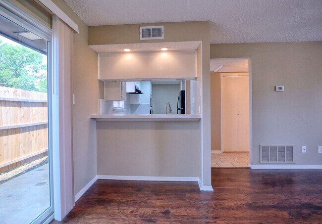 Building Photo - 413 Lakeway Dr