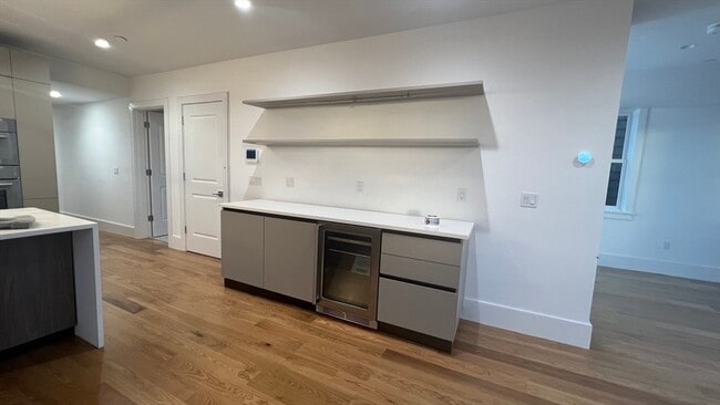 Building Photo - 726 E 8th St