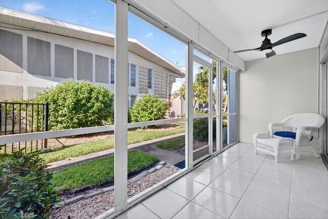 Building Photo - Your Waterfront Escape Awaits in Cape Coral