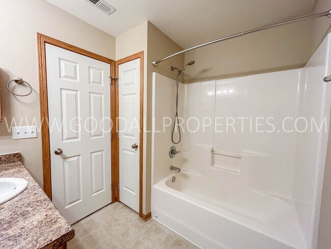Building Photo - 3 Bedroom, 2.5 Bathroom in West Des Moines