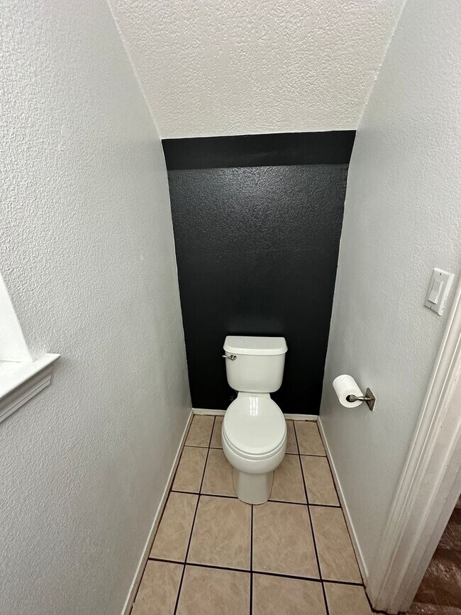 Building Photo - Tons of Character! 3 bed 2.5 bath amazing ...