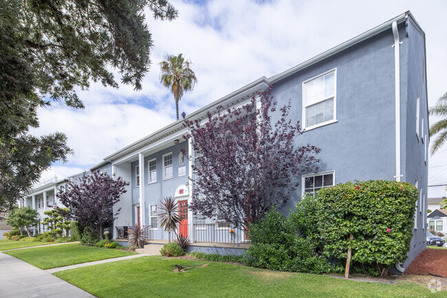 Six-Unit Apartment Building - The Toledo