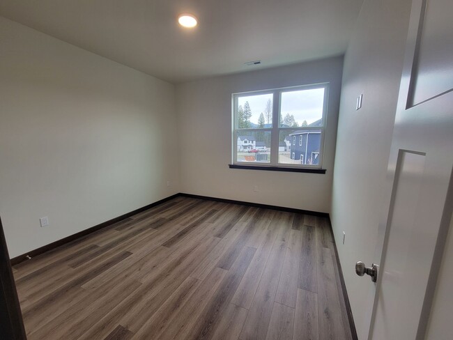 Building Photo - New 3 bedroom, 2 bathroom Town home in Pri...