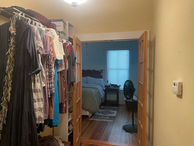 Building Photo - Charming 2BR Duplex in Boulevard – Walk to...