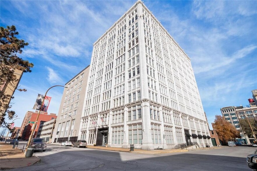 Building view from 15th and Locust - 1501 Locust St