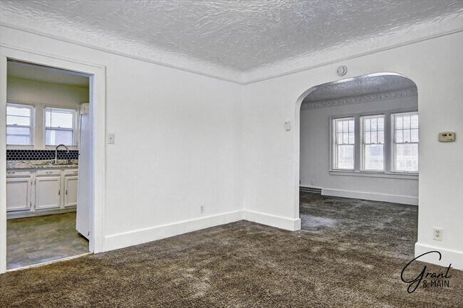 Building Photo - 13932 Roselawn St
