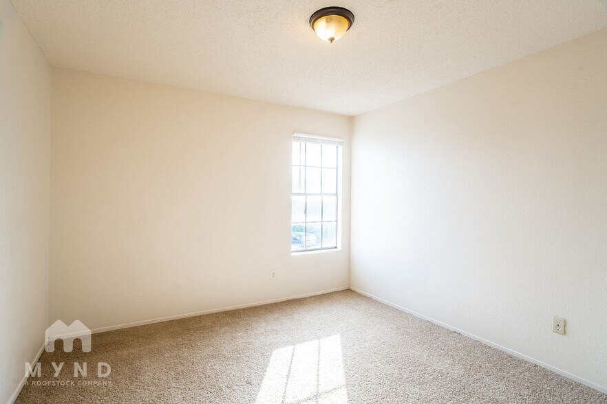 Building Photo - 2214 Creekside Ln