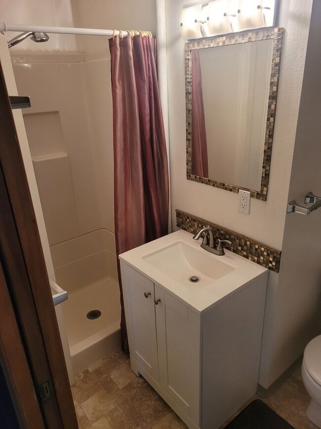 Building Photo - Welcome to this Charming 3 bedroom, 2 bath...
