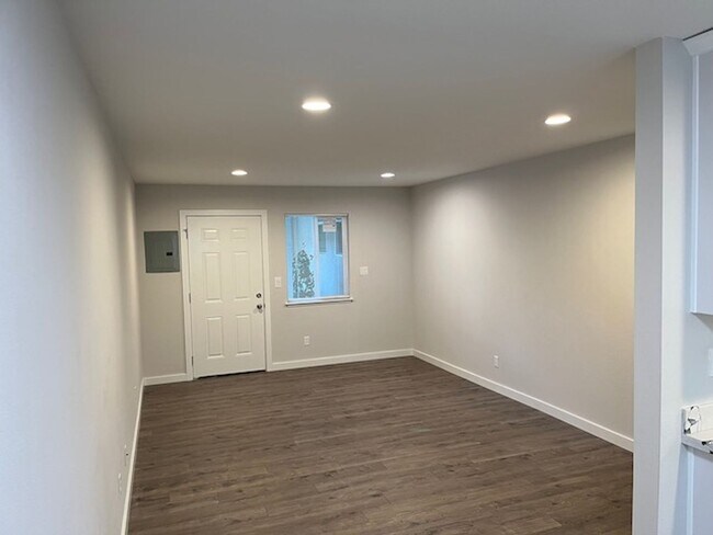 Building Photo - Nice remodeled studio in prime location