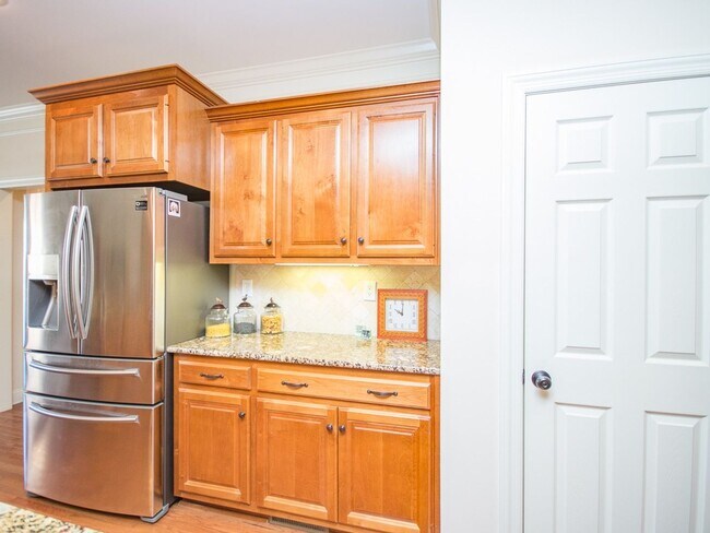 Building Photo - Lake Forest Subdivision. Enjoy all the amenities!