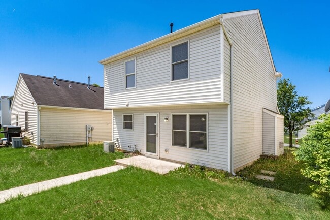Building Photo - Spacious South Side Home with Garage!
