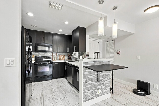 Building Photo - 2581 Carambola Cir N